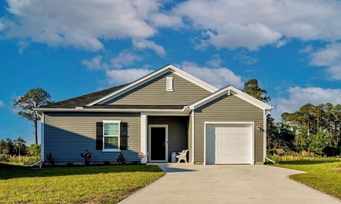 Southport House | Southport Seascape ¦ Coastal Charm ¦ 3BR Home ¦ 3 Miles to Oak Island