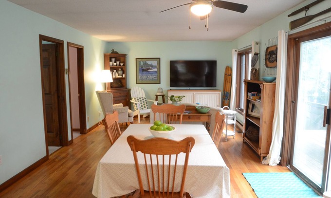 Port Carling House | Southwest exposure with river views at this newly decorated Muskoka cottage!