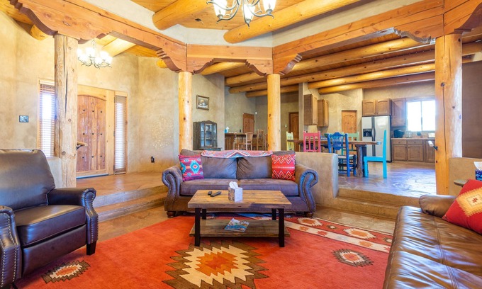 Alamedan Valley House | Southwestern Adobe Retreat 2.6 miles from Balloon Fiesta