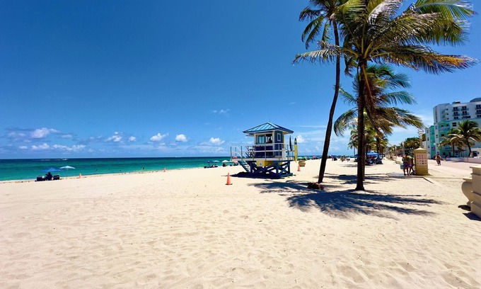 Hollywood South Central Beach Apartment | Southwinds Inn by The Gold Nests