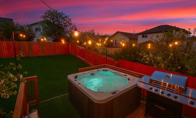 Southeast Edmonton House | ★ Spa Oasis Home ★ Hot Tub - King Bed - BBQ - Garage - Pets!