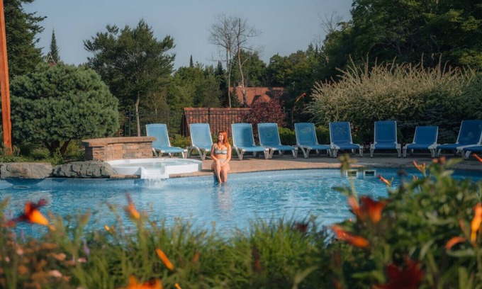 Fiddler Lake Resort Ski Chalet | SPA/Sauna/Exterior Pool/Lake/Bee