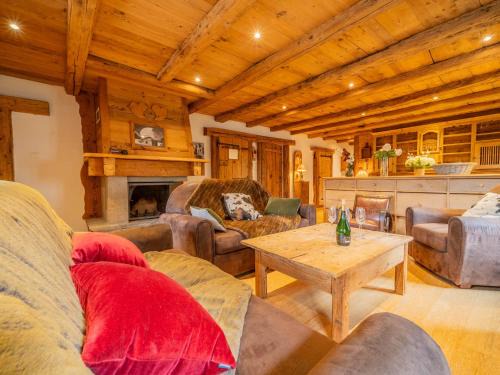 La Clusaz Apartment | Spacieux appart 5 ch au cœur du village, charme savoyard, WiFi, cheminée décorative - FR-1-437-51