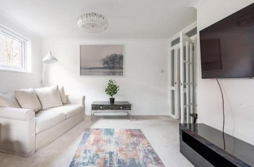 London Borough of Bromley Apartment | Spacious 1 bed apartment with parking & balcony!