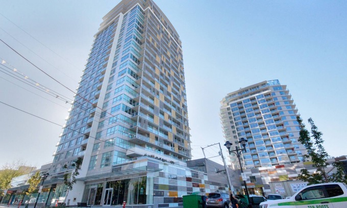 Central Lonsdale Apartment | Spacious 1-bedroom+den condo w/amazing amenities - 90 days minimum