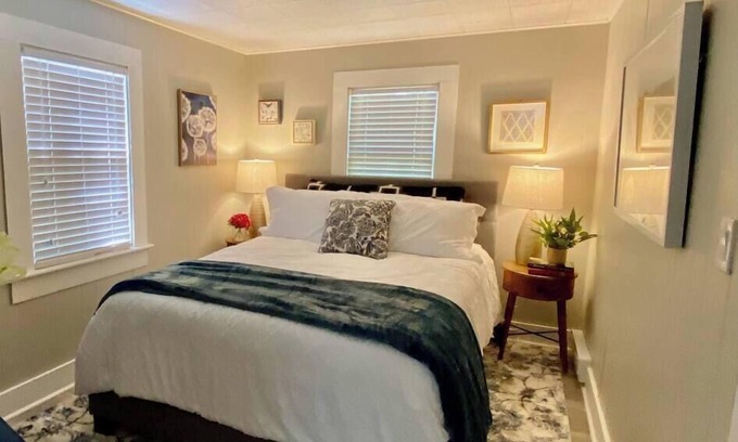 Edgecomb Cottage | Spacious 1 Bedroom Cottage Close to Everything 2