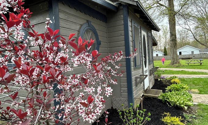 Geneva-on-the-Lake Cottage | Spacious 1 Bedroom Cottage with Pool and WiFi right by the GOTL Strip!