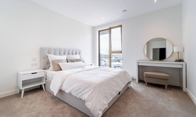 Tottenham Hale Apartment | Spacious 1 BR City View Apartment - 15 min from West End