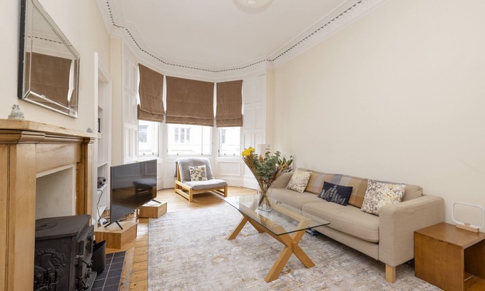 Bruntsfield Apartment | Spacious 1-BR Flat near Meadows and city centre