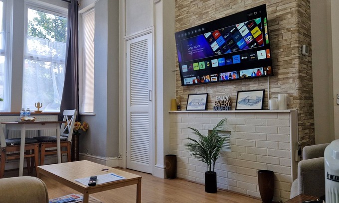 Lincoln Apartment | Spacious 1 Br Lincoln City Centre & Amenities, free Parking
