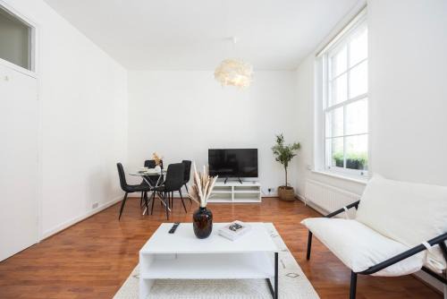 Riverside Apartment | Spacious 1 BR London Bridge