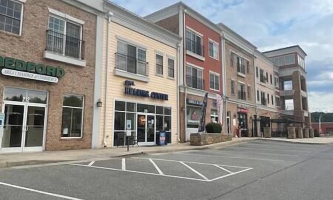 Moneta Apartment | Spacious 1 king bedroom WiFi on-site restaurant