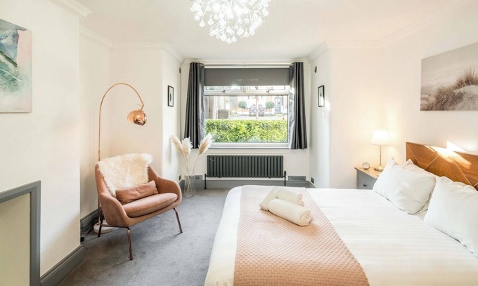Wanstead House | Spacious 1BR Flat in Wanstead: Garden and Comfort