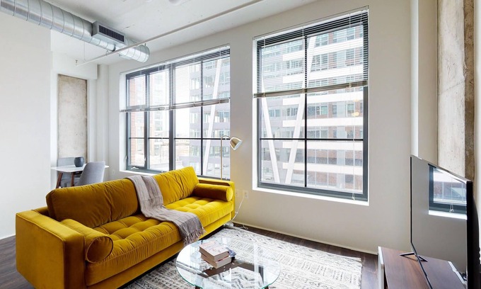Eisenhower East Apartment | Spacious 1BR Near Downtown DC + Metro & Parks