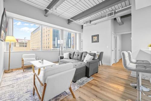 Downtown Cleveland Apartment | Spacious 2 BD Apt l Downtown Cleveland l Free Parking