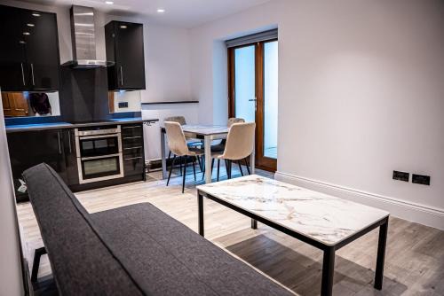 St. Helen's Apartment | Spacious 2-BDR Flat! 1 minute to tube station