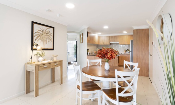 South Brisbane Apartment | Spacious 2 Bed/2 Bath Garden Apartment Aircon, Spacious 2 Bed Garden Apartment