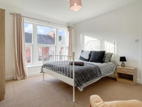 Crewe Apartment | Spacious 2-bed Apartment in Crewe by 53 Degrees Property, ideal for Business & Professionals, FREE Parking - Sleeps 3