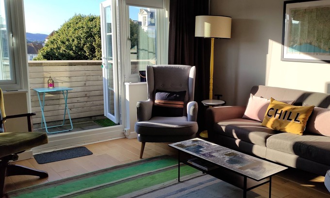 Eastbourne Seafront Apartment | Spacious 2-bed flat close to theatres and beach with a lift for easy access