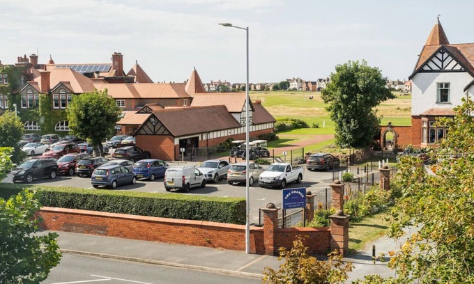 Hoylake Condo | Spacious 2 bed flat Near Royal Liverpool Golf Club