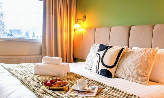 Tower Hamlets Apartment | Spacious 2-Bed Flat | Sleeps 5 | King Bed | Fast Links to City & Wharf