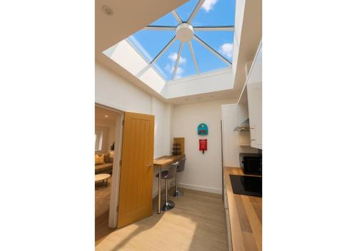 Exeter Apartment | Spacious 2-Bed - Hospital & City Nearby Parking Pet Friendly