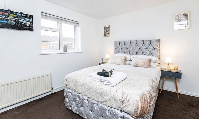 Tilbury House | Spacious 2 Bed House with Enclosed garden
