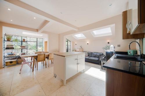 North Kensington Apartment | Spacious 2 Bed Near Westfield
