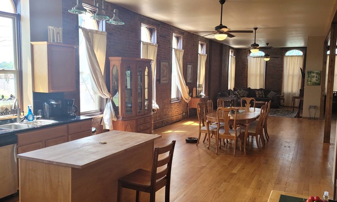 St. Louis Apartment | Spacious 2 bedroom apartment with 3 queen beds and 2 full baths