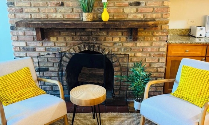 Sheffield Neighbors Apartment | Spacious 2-bedroom apartment with AC in vibrant Chicago