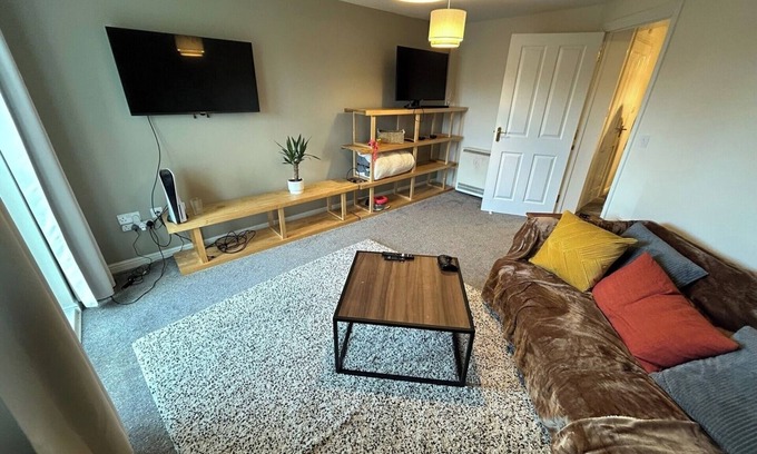 Newbury Apartment | Spacious 2-Bedroom Flat Near Shops and Transport