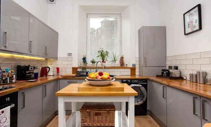 Tollcross House | Spacious 2 Bedroom House Near The Meadows