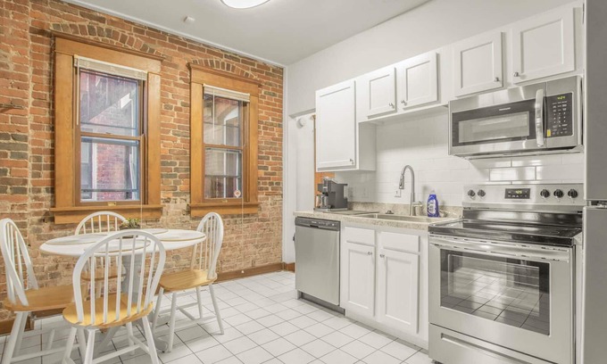Old Northside Apartment | Spacious 2 Bedroom Apartment - Close To It All!