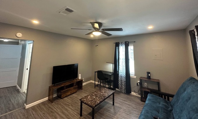 Alta Vista House | Spacious 2 Bedroom Apartment in the Heart of San Antonionn