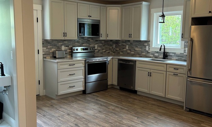 Pond Cove House | Spacious 2-bedroom townhouse minutes to beaches/old port/airport