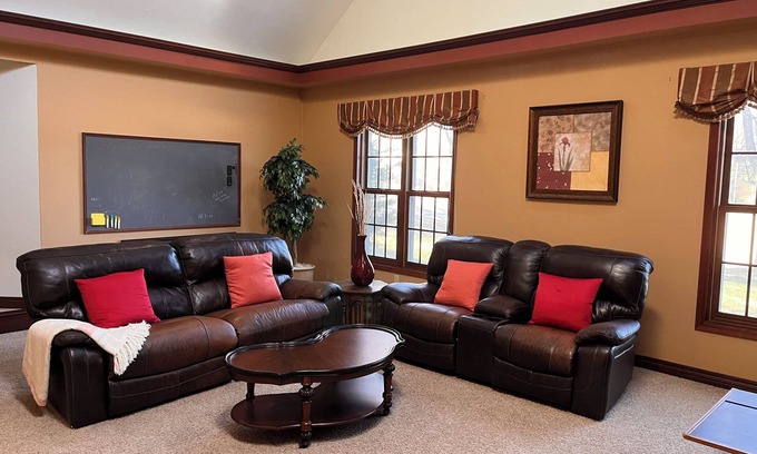 Ashwaubenon House | Spacious 2-story, 5-BR house in Titletown area, 1.5 mile to Lambeau