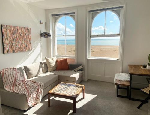 Hythe House | Spacious 2BD Flat with Stunning Views Folkestone