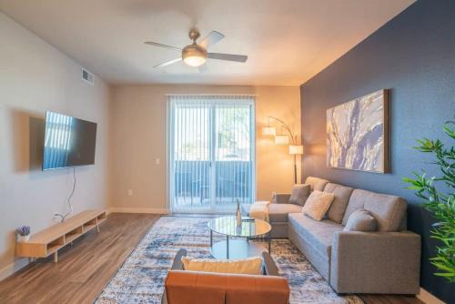 Tempe Apartment | Spacious 2BD - Gym, Pool, Parking, W-D - Sleeps 8