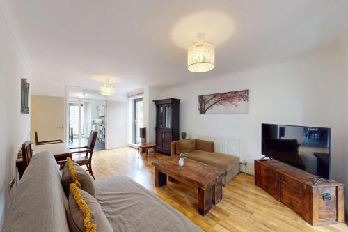 Evelyn Apartment | Spacious 2Bed London Flat Near Deptford Park and Surrey Quays Tube Station