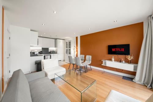 Reading Apartment | Spacious 2BR 2BA Ground Floor Apartment in RG2 - Ideal for Contractors & Business Stays, FREE Parking & Sleeps Up To 7!