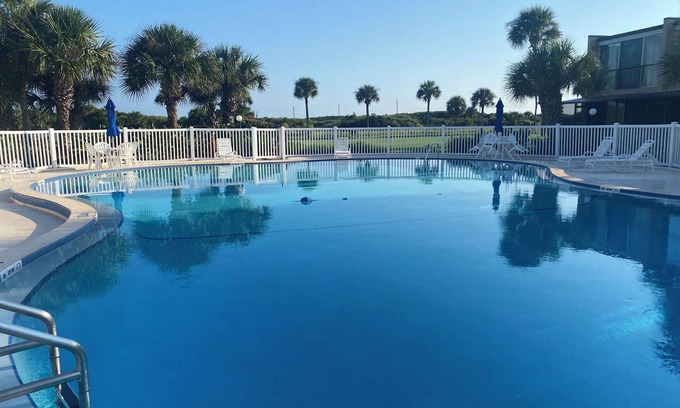 Coquina Key Condo | ⭐️Spacious 2br/2bth beachside condo, FIRST FLOOR, front row parking⭐️
