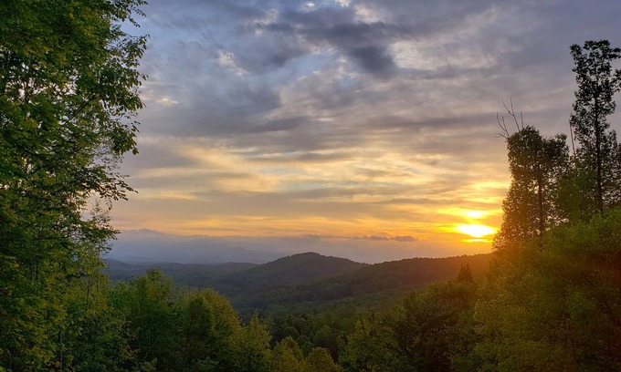 Murphy House | Spacious 3/3 Cabin - Mountain Views , HOT TUB, Game Room & Wi-Fi!