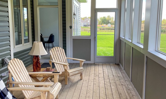 Bracebridge House | Spacious 3 Bdrm Retreat | Muskoka Room & Fireplace