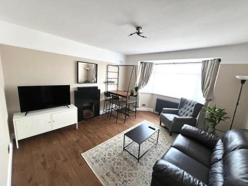 Bournemouth Apartment | Spacious 3 bed APT sleeps 5 near Bournemouth Beach