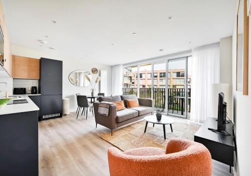 Evelyn Apartment | Spacious 3 Bed Apt with Balcony at Neptune Wharf
