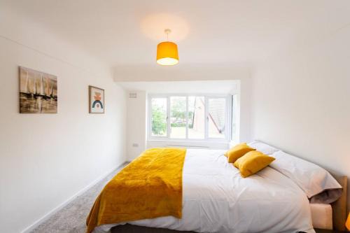 Hunts Cross House | Spacious 3-Bed by Beatles Attractions & Transport
