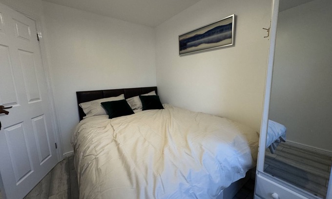 Custom House House | Spacious 3 bed, driveway, 5 minutes from Excel Centre & Custom House station