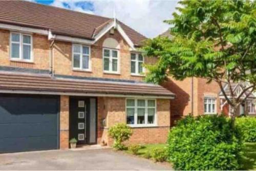 Wigan House | Spacious 3-bed Home - Nature Reserve Retreat