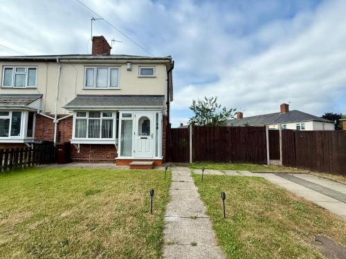 Wolverhampton House | Spacious 3-Bed Home Contractor-Friendly with Parking in Wolverhampton