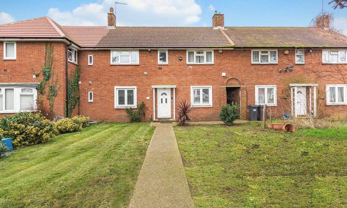 Heston Central House | Spacious 3-Bed House with car park near Heathrow